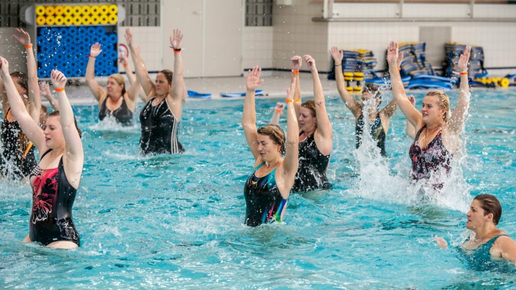 Tabaqua en onbeperkt aquafitness in zwembad Hoornse Vaart